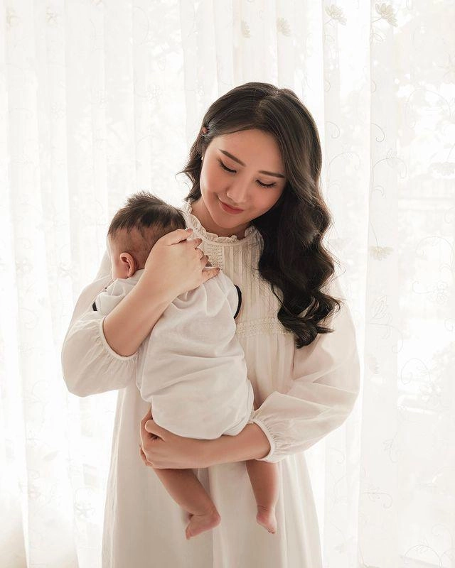 Primmy trương xả vai mẹ bỉm lên đồ đi làm chuẩn phu nhân gia tộc giàu có - 1
