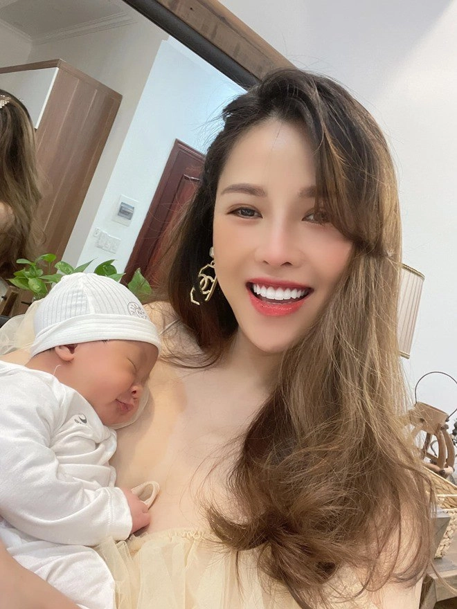 Quế vân để mặc con khóc ăn vạ vì thói đòi bú mới chịu ngủ - 1