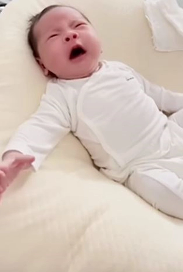 Quế vân để mặc con khóc ăn vạ vì thói đòi bú mới chịu ngủ - 2