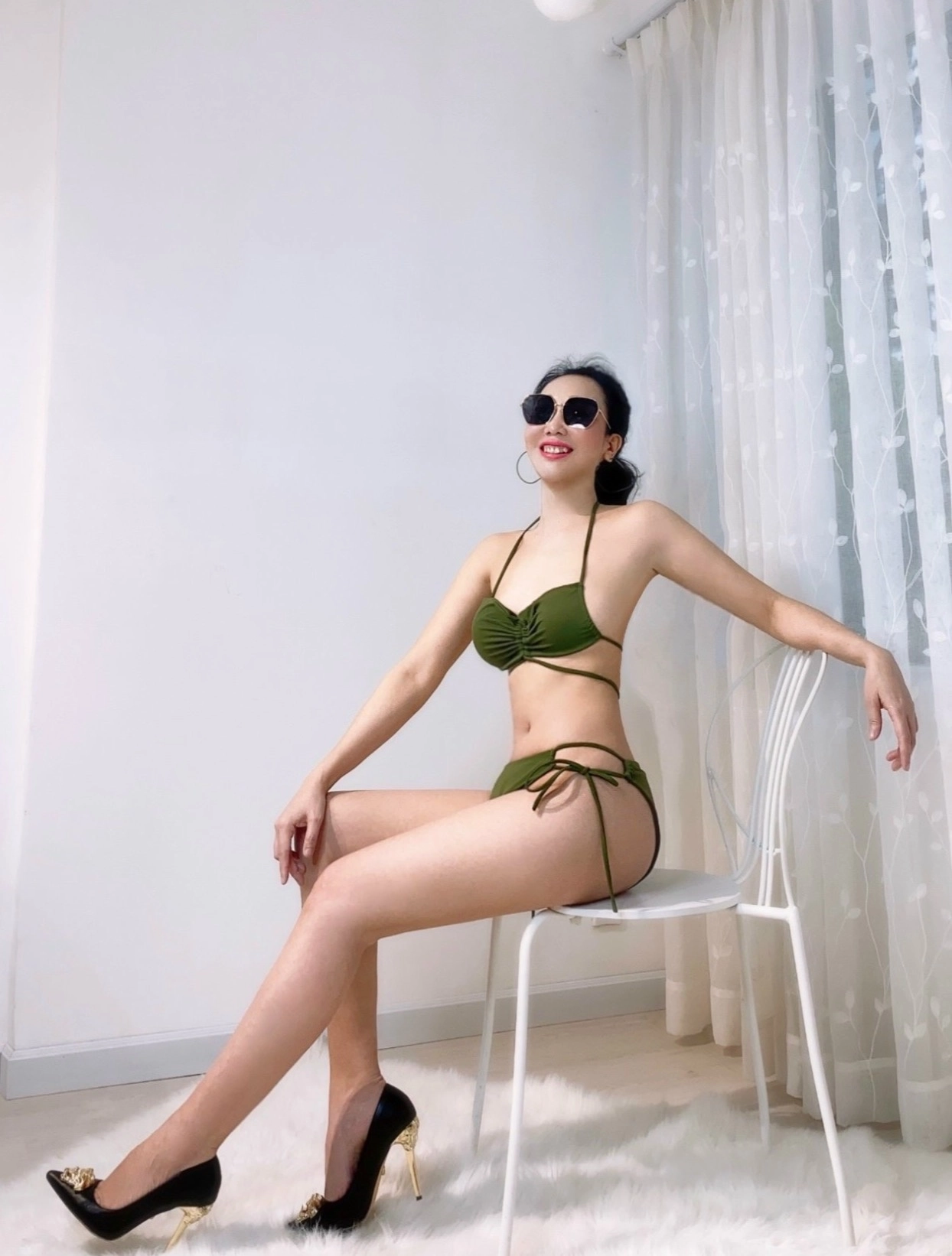 Quý cô 46 tuổi diện bikini khoe eo bé gần bằng ngọc trinh đứng cạnh con trai bị nghi cặp phi công - 9