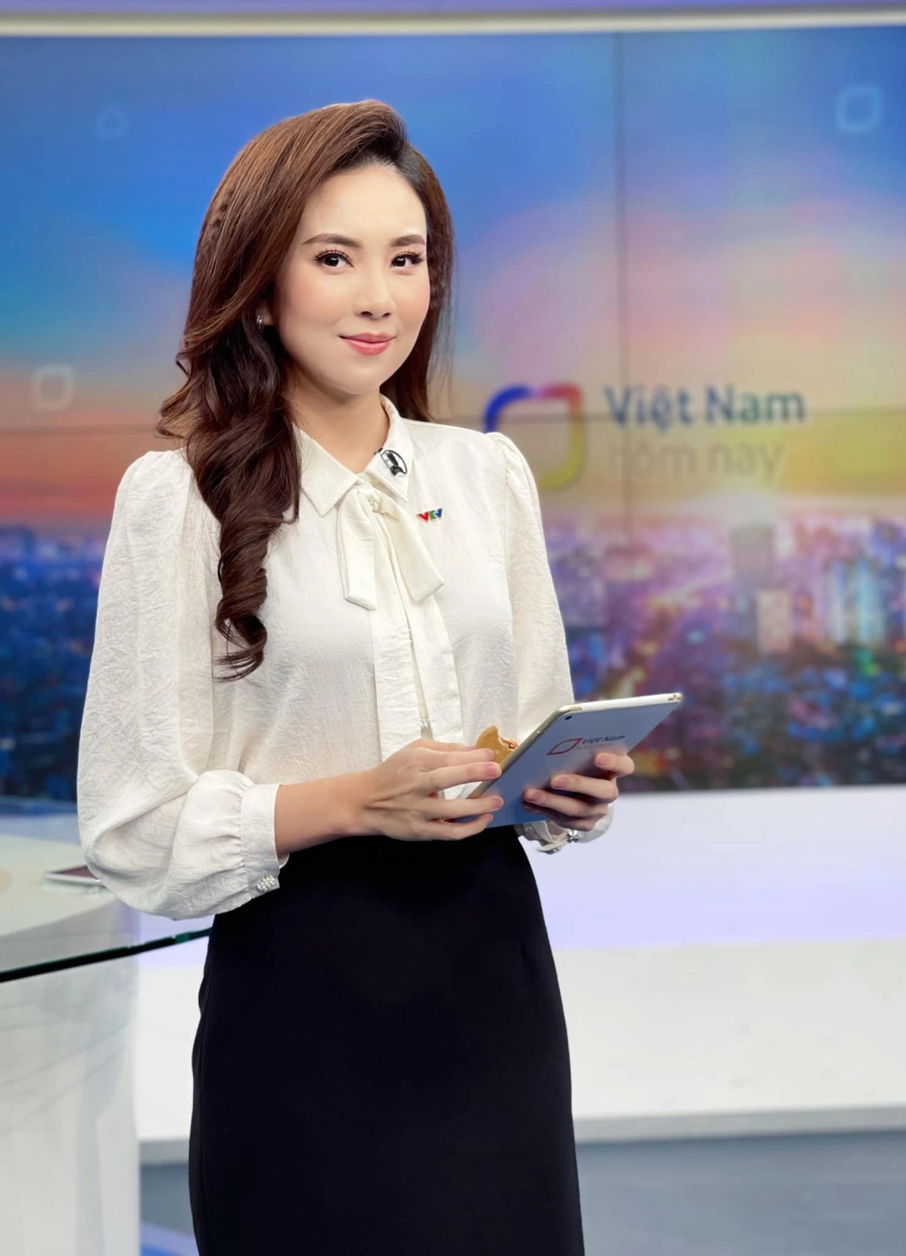 Quy tắc ít ai biết về cách trang điểm làm tóc của các mc vtv trước khi lên sóng - 3