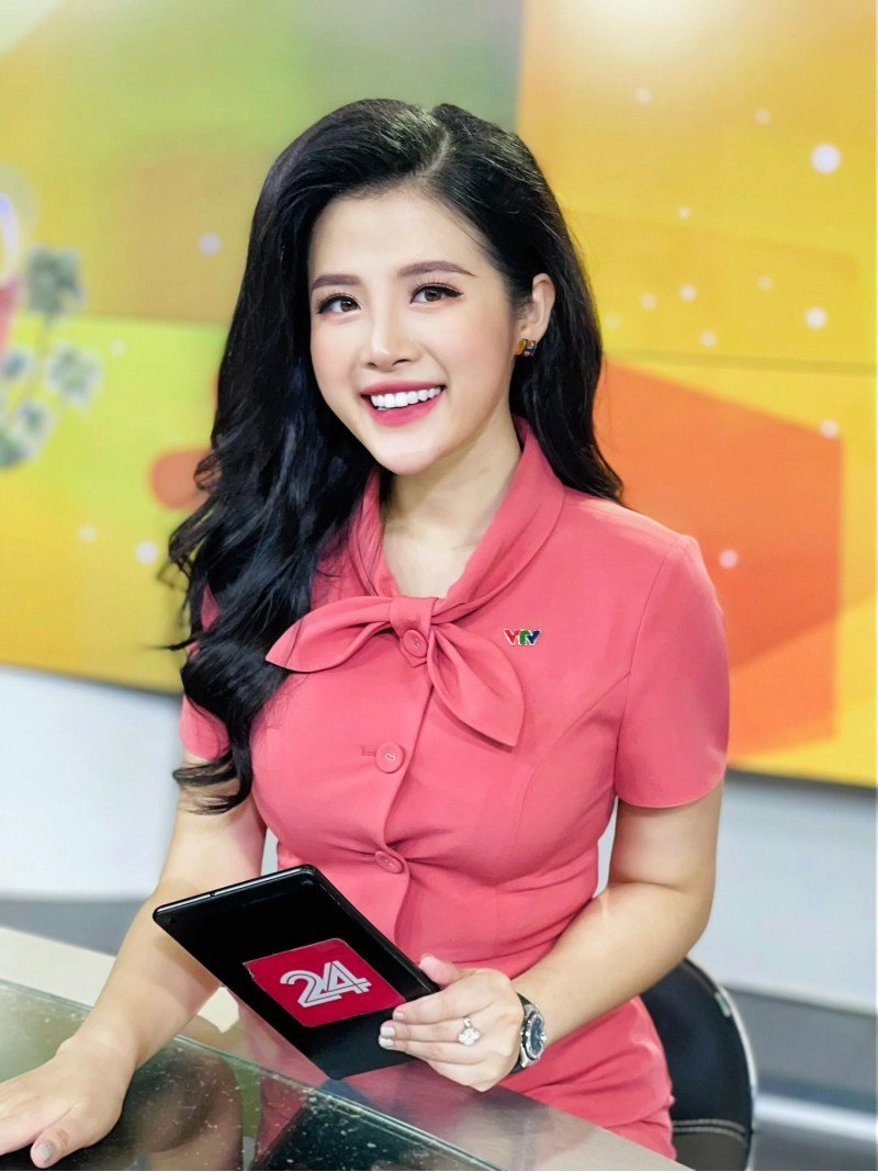 Quy tắc ít ai biết về cách trang điểm làm tóc của các mc vtv trước khi lên sóng - 5
