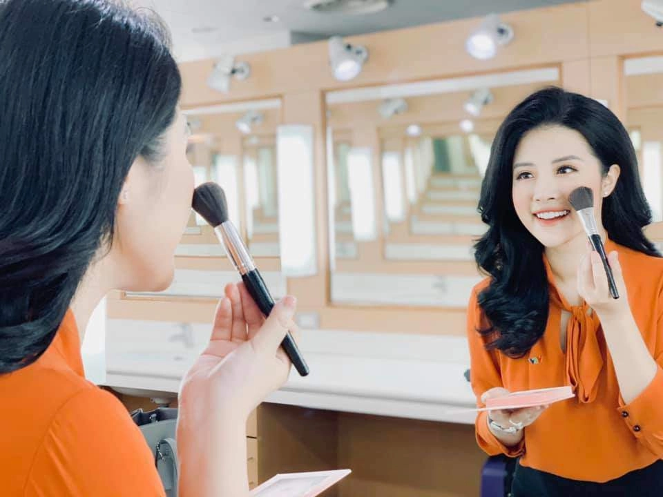 Quy tắc ít ai biết về cách trang điểm làm tóc của các mc vtv trước khi lên sóng - 6
