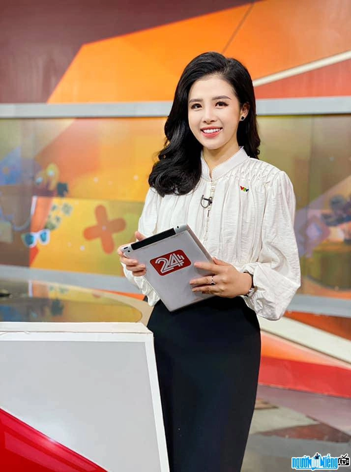 Quy tắc ít ai biết về cách trang điểm làm tóc của các mc vtv trước khi lên sóng - 7
