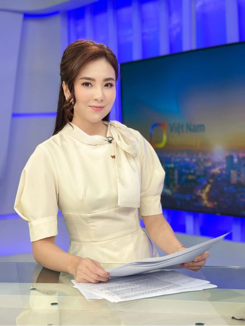 Quy tắc ít ai biết về cách trang điểm làm tóc của các mc vtv trước khi lên sóng - 11