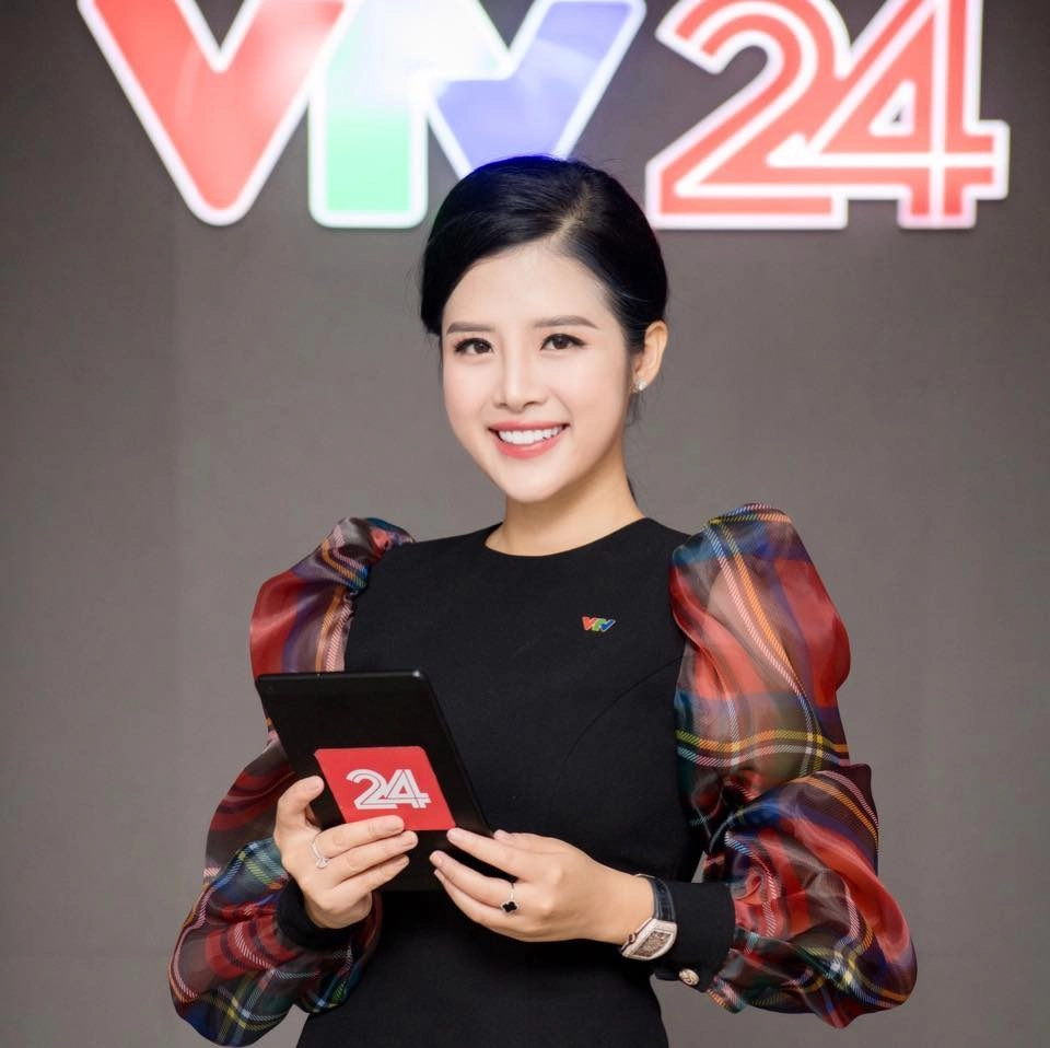 Quy tắc ít ai biết về cách trang điểm làm tóc của các mc vtv trước khi lên sóng - 12
