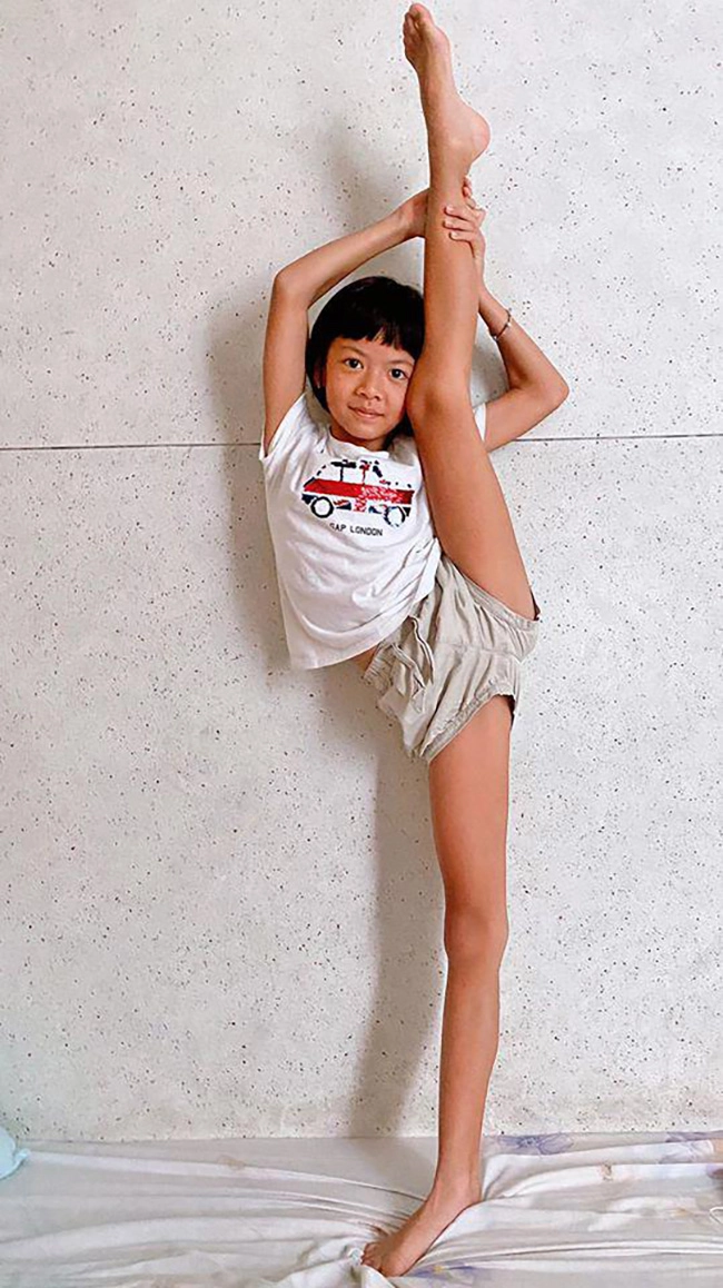Quyền linh jennifer phạm khéo nuôi con gái mặt xinh chân dài như hoa hậu con trai soái ca 1m8 - 17