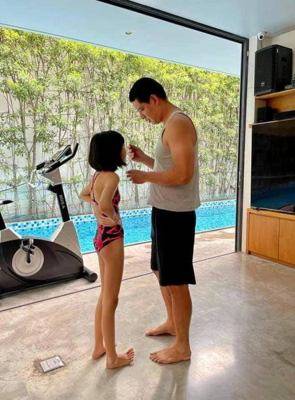 Quyền linh jennifer phạm khéo nuôi con gái mặt xinh chân dài như hoa hậu con trai soái ca 1m8 - 19