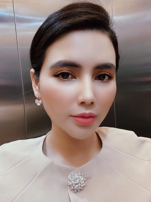 Quỳnh hoa tự bóp mũi chứng minh đẹp tự nhiên không phẫu thuật thẩm mỹ - 2
