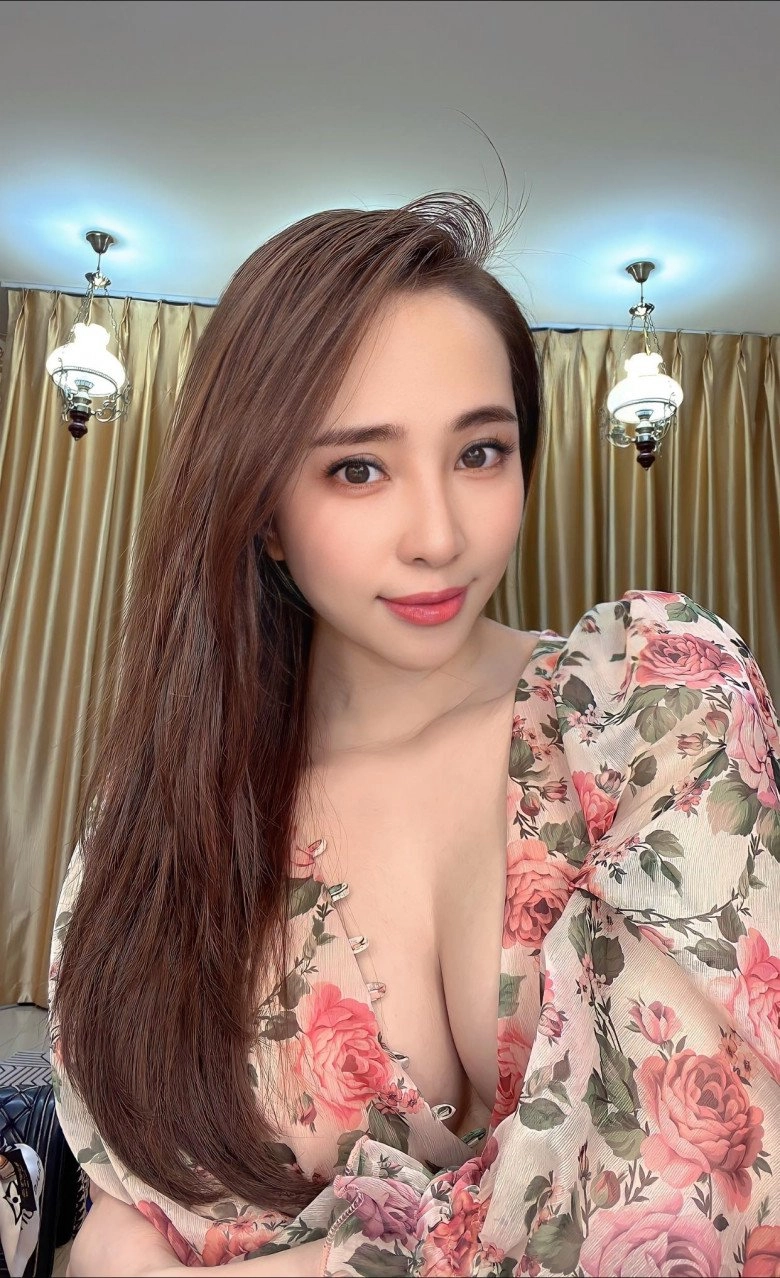 Quỳnh nga đăng ảnh váy áo lả lơi khoe thềm ngực lụa là đồng nghiệp khen ngợi không ngớt - 1