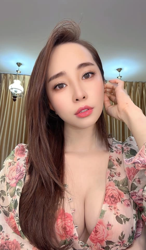 Quỳnh nga đăng ảnh váy áo lả lơi khoe thềm ngực lụa là đồng nghiệp khen ngợi không ngớt - 2