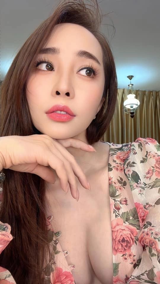 Quỳnh nga đăng ảnh váy áo lả lơi khoe thềm ngực lụa là đồng nghiệp khen ngợi không ngớt - 3