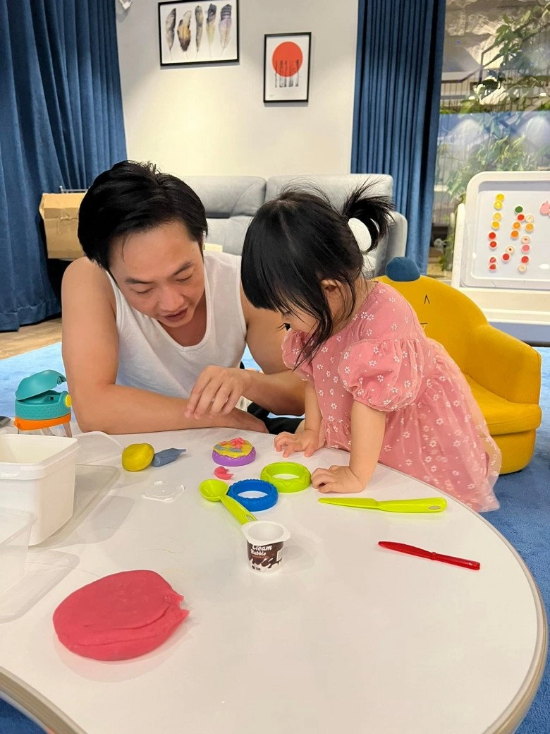 Ra đường là giám đốc bảnh bao cường đôla về nhà diện quần đùi chăm con chuẩn bố bỉm - 4