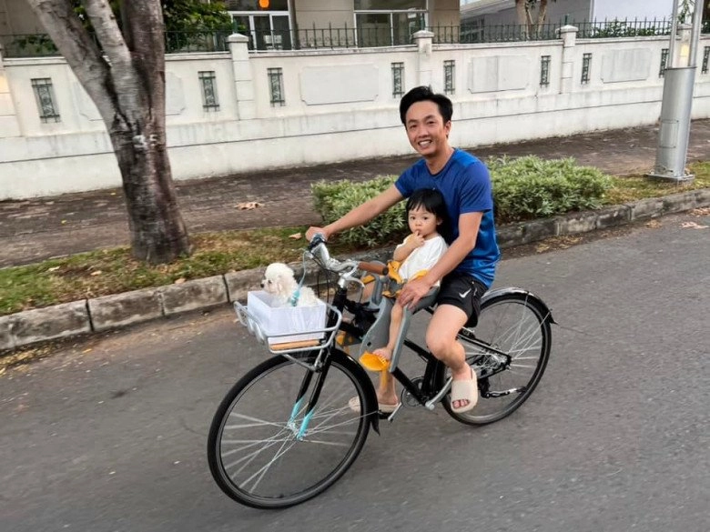 Ra đường là giám đốc bảnh bao cường đôla về nhà diện quần đùi chăm con chuẩn bố bỉm - 5