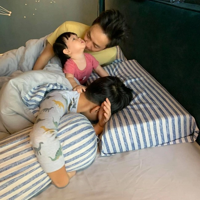 Ra đường là giám đốc bảnh bao cường đôla về nhà diện quần đùi chăm con chuẩn bố bỉm - 6