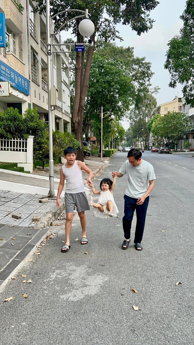 Ra đường là giám đốc bảnh bao cường đôla về nhà diện quần đùi chăm con chuẩn bố bỉm - 9