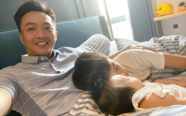Ra đường là giám đốc bảnh bao cường đôla về nhà diện quần đùi chăm con chuẩn bố bỉm - 10