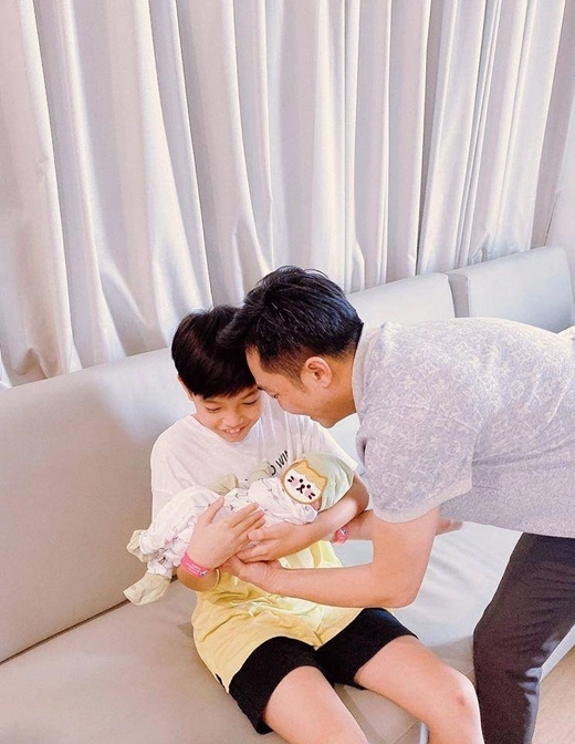 Ra đường là giám đốc bảnh bao cường đôla về nhà diện quần đùi chăm con chuẩn bố bỉm - 11