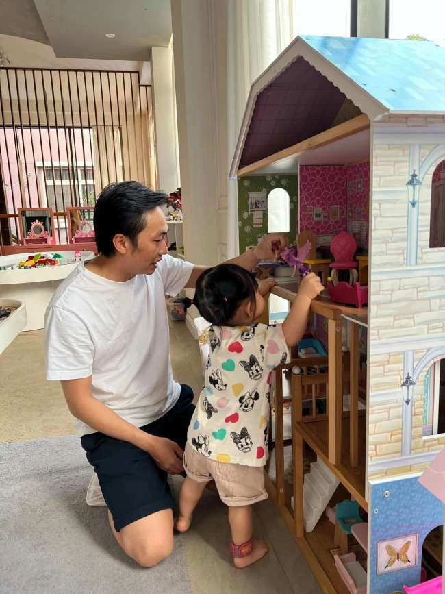 Ra đường là giám đốc bảnh bao cường đôla về nhà diện quần đùi chăm con chuẩn bố bỉm - 14