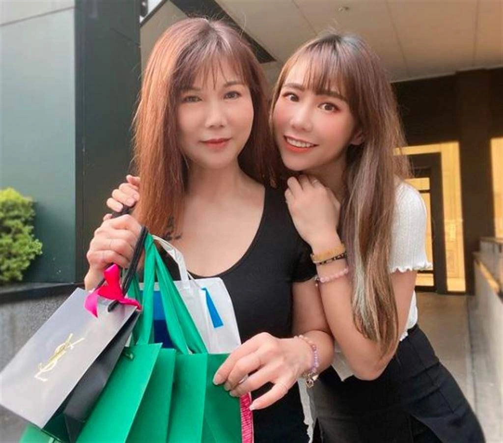 Rủ mẹ mặc bikini đôi con gái 17 tuổi hụt hẫng vì vóc dáng mẹ gợi cảm hơn cả mình - 9