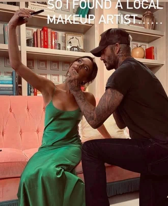 Sắc vóc u50 rực rỡ như ngày trẻ victoria beckham được chồng cưng như công chúa quỳ gối tô son - 1