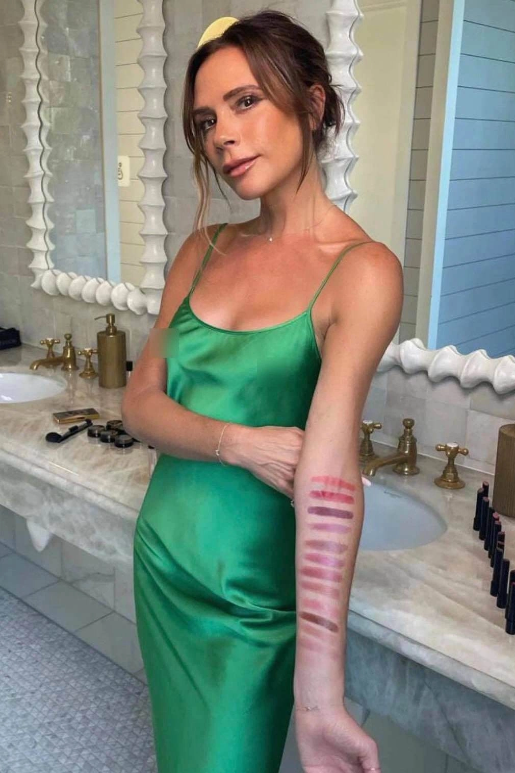 Sắc vóc u50 rực rỡ như ngày trẻ victoria beckham được chồng cưng như công chúa quỳ gối tô son - 2