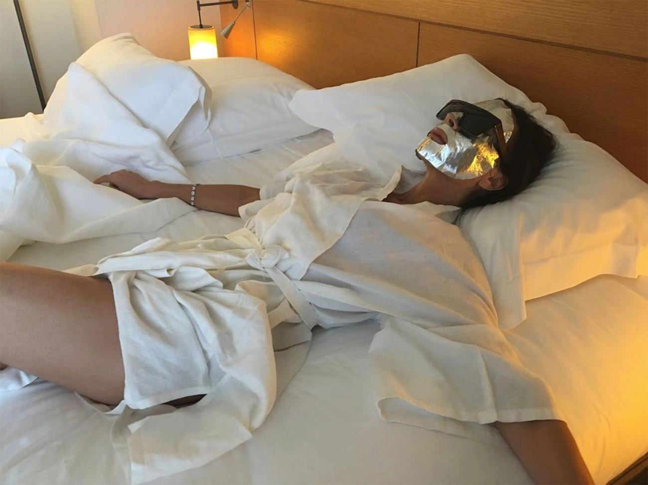 Sắc vóc u50 rực rỡ như ngày trẻ victoria beckham được chồng cưng như công chúa quỳ gối tô son - 9