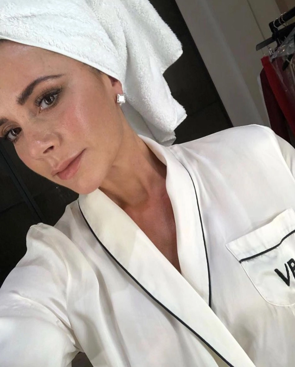 Sắc vóc u50 rực rỡ như ngày trẻ victoria beckham được chồng cưng như công chúa quỳ gối tô son - 10