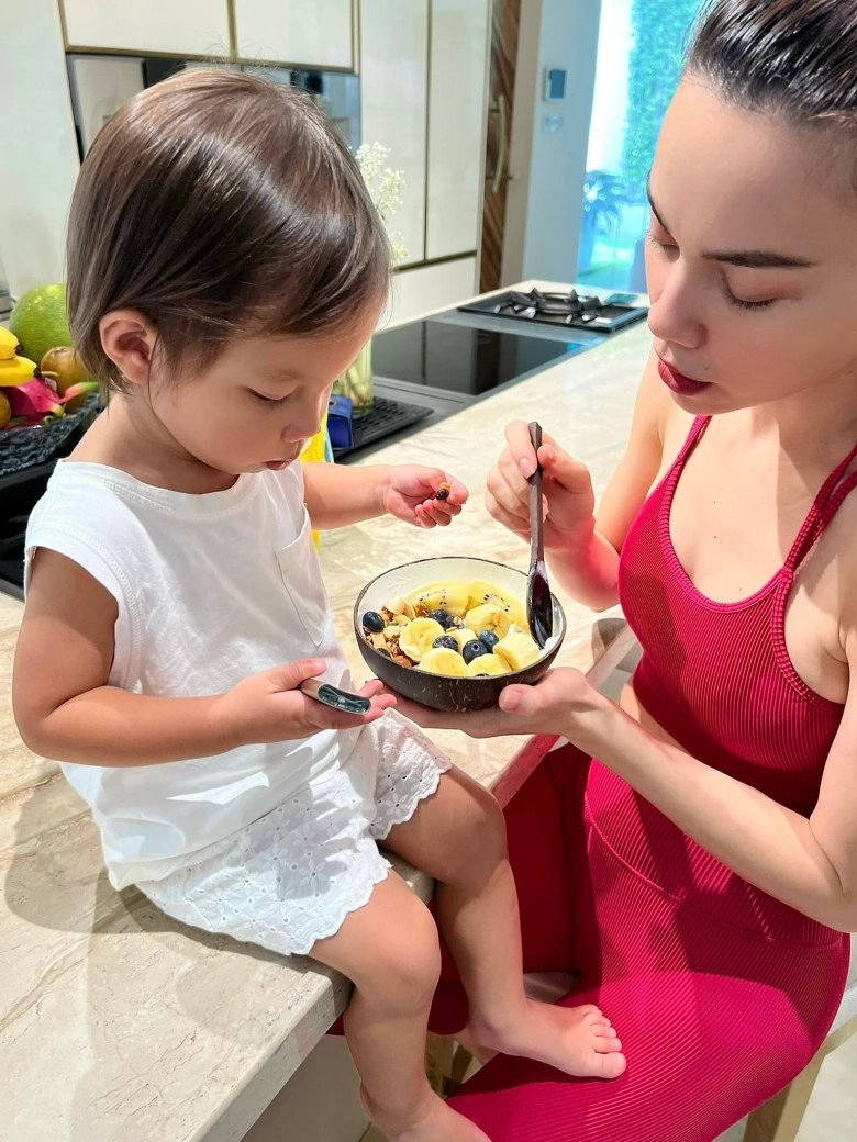 Sáng nào hồ ngọc hà cũng cho con ăn hạt với sữa chua cđm bình luận ăn phở xôi bún vẫn hơn - 1