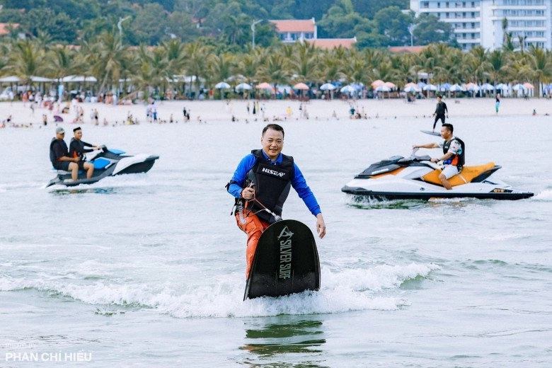 Sánh đôi búp bê phương oanh shark bình bên ngoài thua thiệt chiều cao nhưng bên trong có núi đá tảng - 5