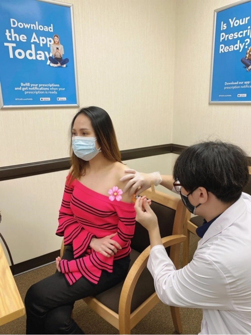 Sao việt đi tiêm vaccine mc bọc kín mít hoa hậu diễn viên đơn giản thoải mái - 5