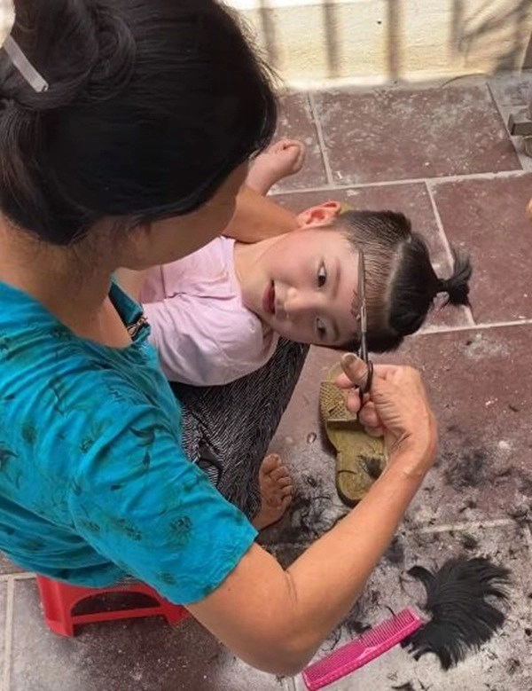 Sau 5 năm được tiểu thư 9x nuôi bé lào cai suy dinh dưỡng giờ xinh xắn phản xạ tốt - 4