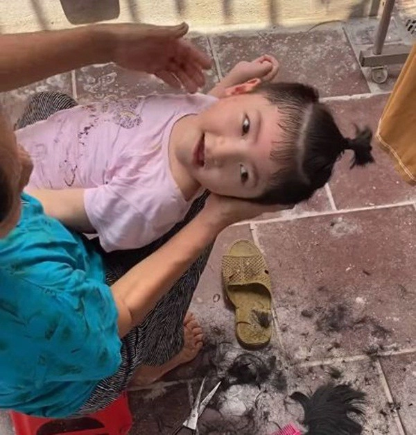 Sau 5 năm được tiểu thư 9x nuôi bé lào cai suy dinh dưỡng giờ xinh xắn phản xạ tốt - 5