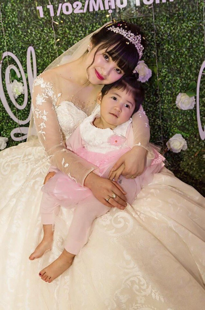 Sau 5 năm được tiểu thư 9x nuôi bé lào cai suy dinh dưỡng giờ xinh xắn phản xạ tốt - 6