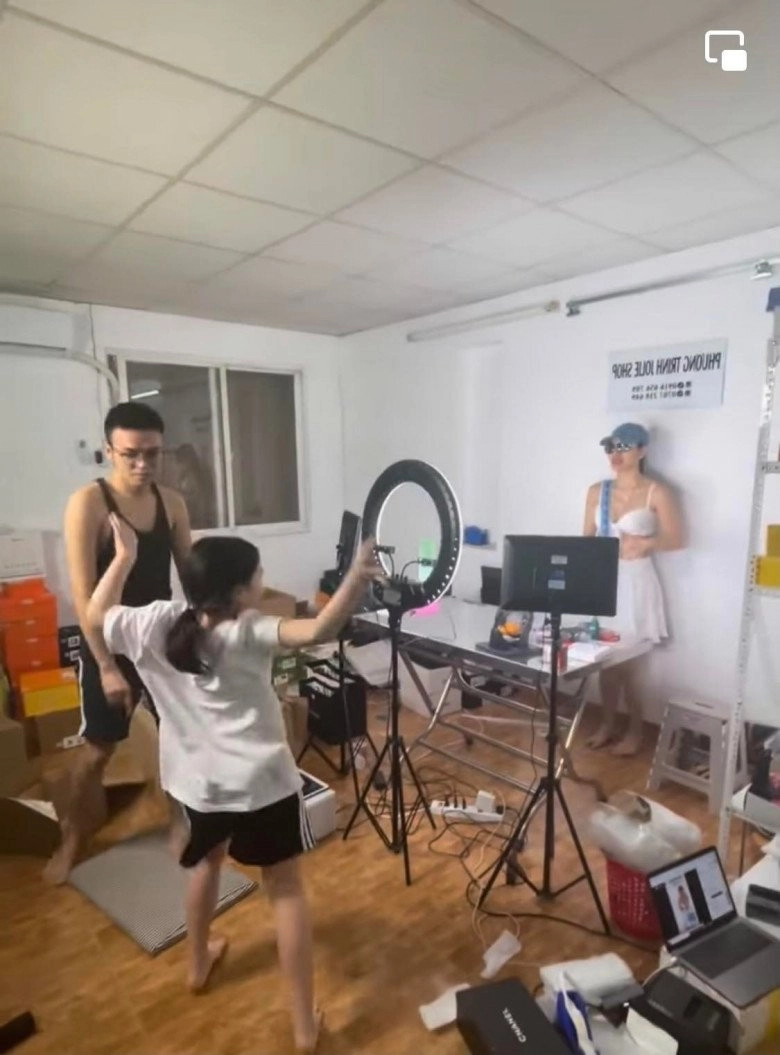 Sau đám cưới 88 cây vàng phương trinh jolie tần tảo bán online xúc động con gái riêng đứng sau máy quay - 3