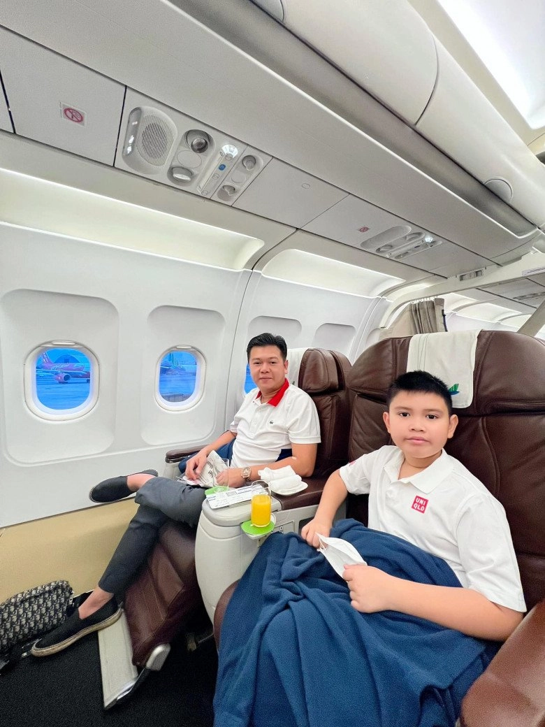 Sau gần 8 năm bố mẹ ly hôn con trai mc quỳnh chi tự hào khi lần đầu được ngồi ăn cả gia đình - 3