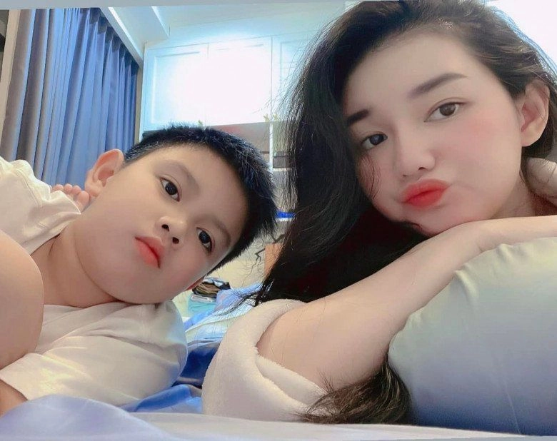 Sau gần 8 năm bố mẹ ly hôn con trai mc quỳnh chi tự hào khi lần đầu được ngồi ăn cả gia đình - 12