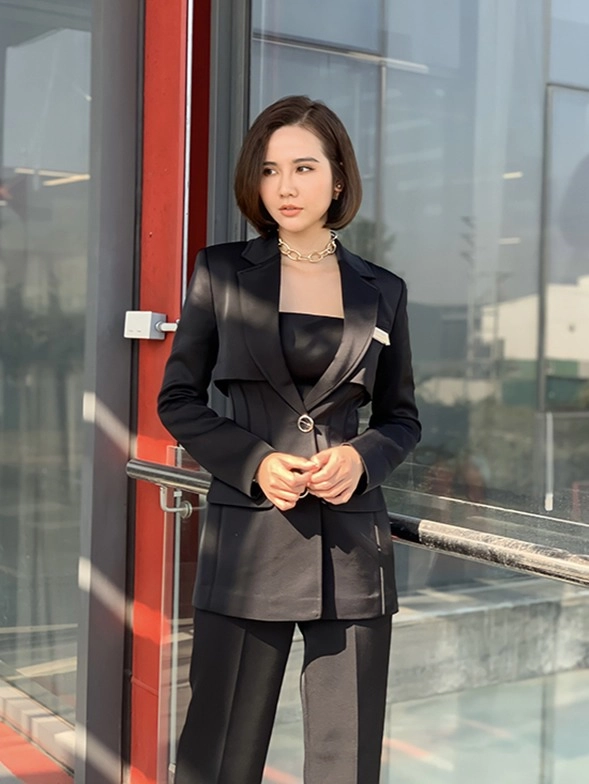 Sau tết bụng mỡ lùm lùm học mỹ nhân vbiz mix quần ống loe tôn mông kéo chân đi làm - 6