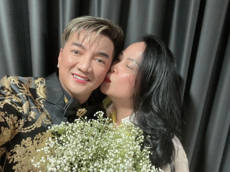 Selfie với phượng chanel đàm vĩnh hưng lấn át đàn em với son hồng bóng bẩy - 1