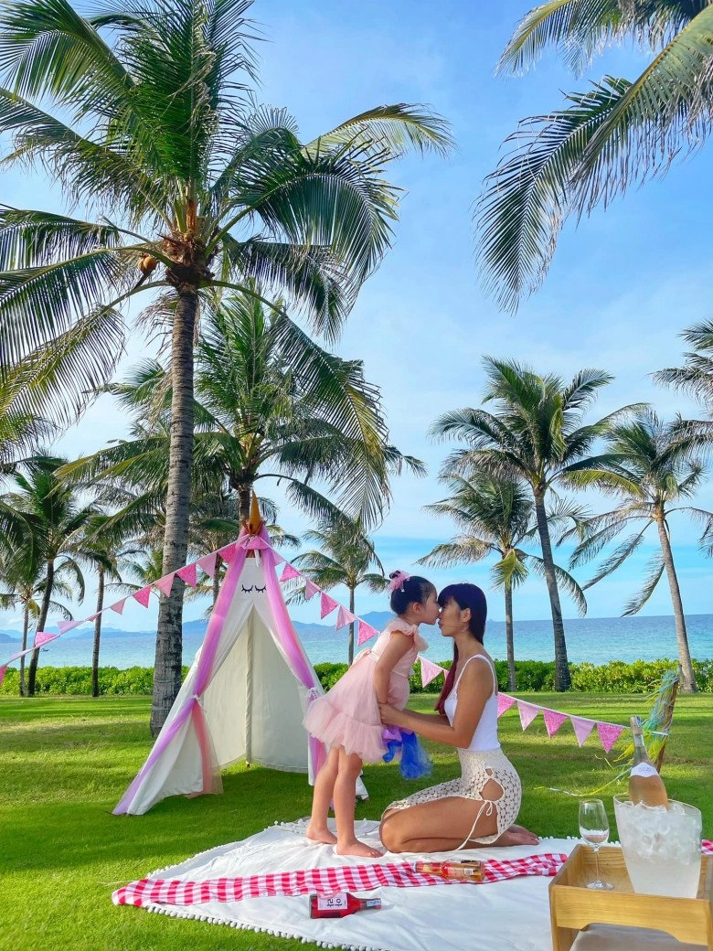 Siêu mẫu hà anh trả lương cao thuê bảo mẫu vẫn tranh thủ làm việc vặt để con gái thân với mẹ nhất - 1