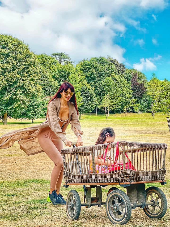Siêu mẫu hà anh trả lương cao thuê bảo mẫu vẫn tranh thủ làm việc vặt để con gái thân với mẹ nhất - 2