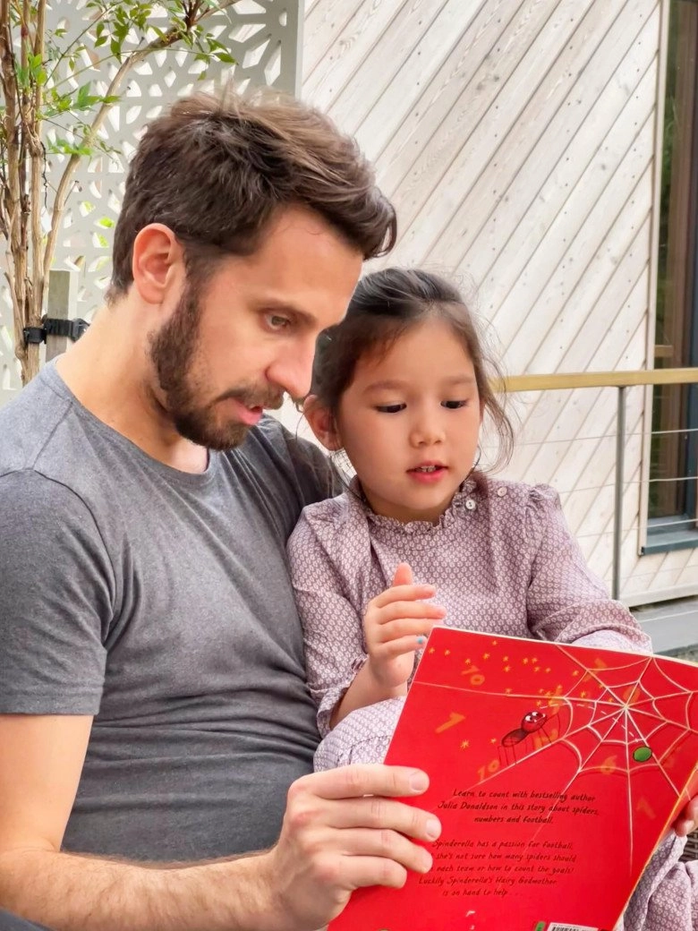 Siêu mẫu hà anh trả lương cao thuê bảo mẫu vẫn tranh thủ làm việc vặt để con gái thân với mẹ nhất - 4