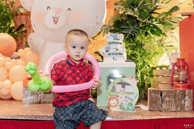 Sinh nhật 2 tuổi con trai cầu thủ duy mạnh mặc cả cây hàng hiệu thiếu gia nhí sành nhất hà thành là đây - 1
