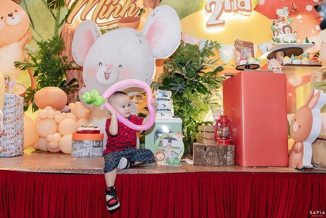 Sinh nhật 2 tuổi con trai cầu thủ duy mạnh mặc cả cây hàng hiệu thiếu gia nhí sành nhất hà thành là đây - 2