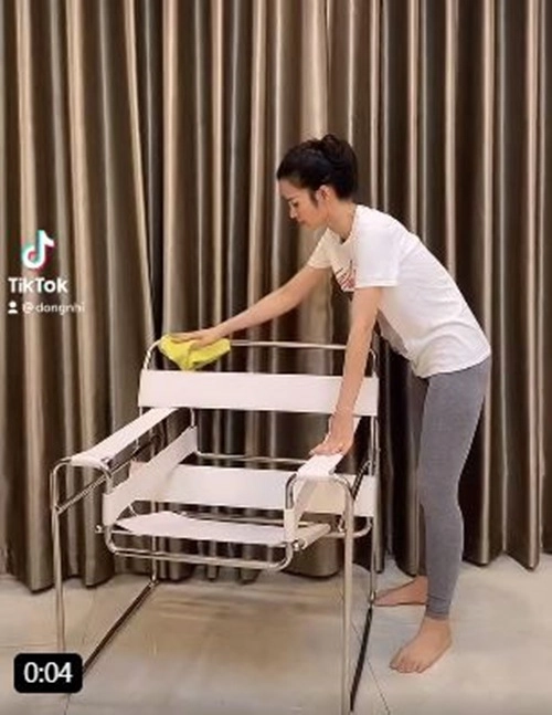 Sinh xong ở nhà chăm con đông nhi vẫn cố gắng gợi cảm vì thấy ông cao thắng đẹp trai - 1