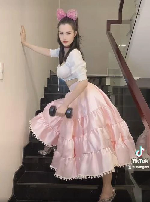 Sinh xong ở nhà chăm con đông nhi vẫn cố gắng gợi cảm vì thấy ông cao thắng đẹp trai - 3