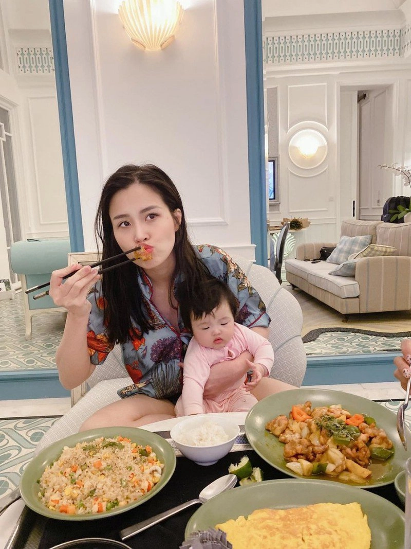 Sinh xong ở nhà chăm con đông nhi vẫn cố gắng gợi cảm vì thấy ông cao thắng đẹp trai - 6
