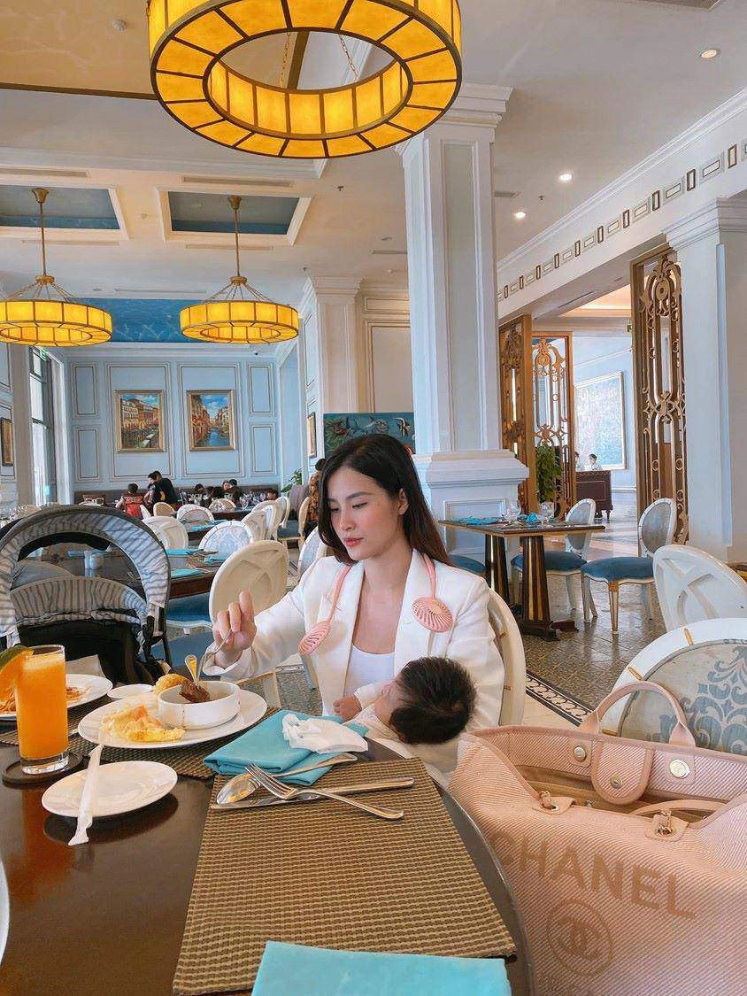 Sinh xong ở nhà chăm con đông nhi vẫn cố gắng gợi cảm vì thấy ông cao thắng đẹp trai - 11