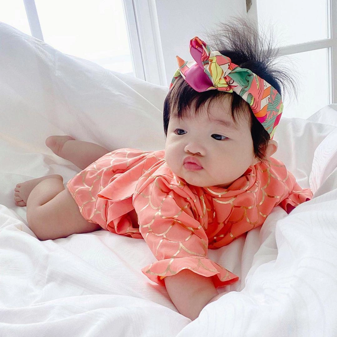 Sinh xong ở nhà chăm con đông nhi vẫn cố gắng gợi cảm vì thấy ông cao thắng đẹp trai - 12