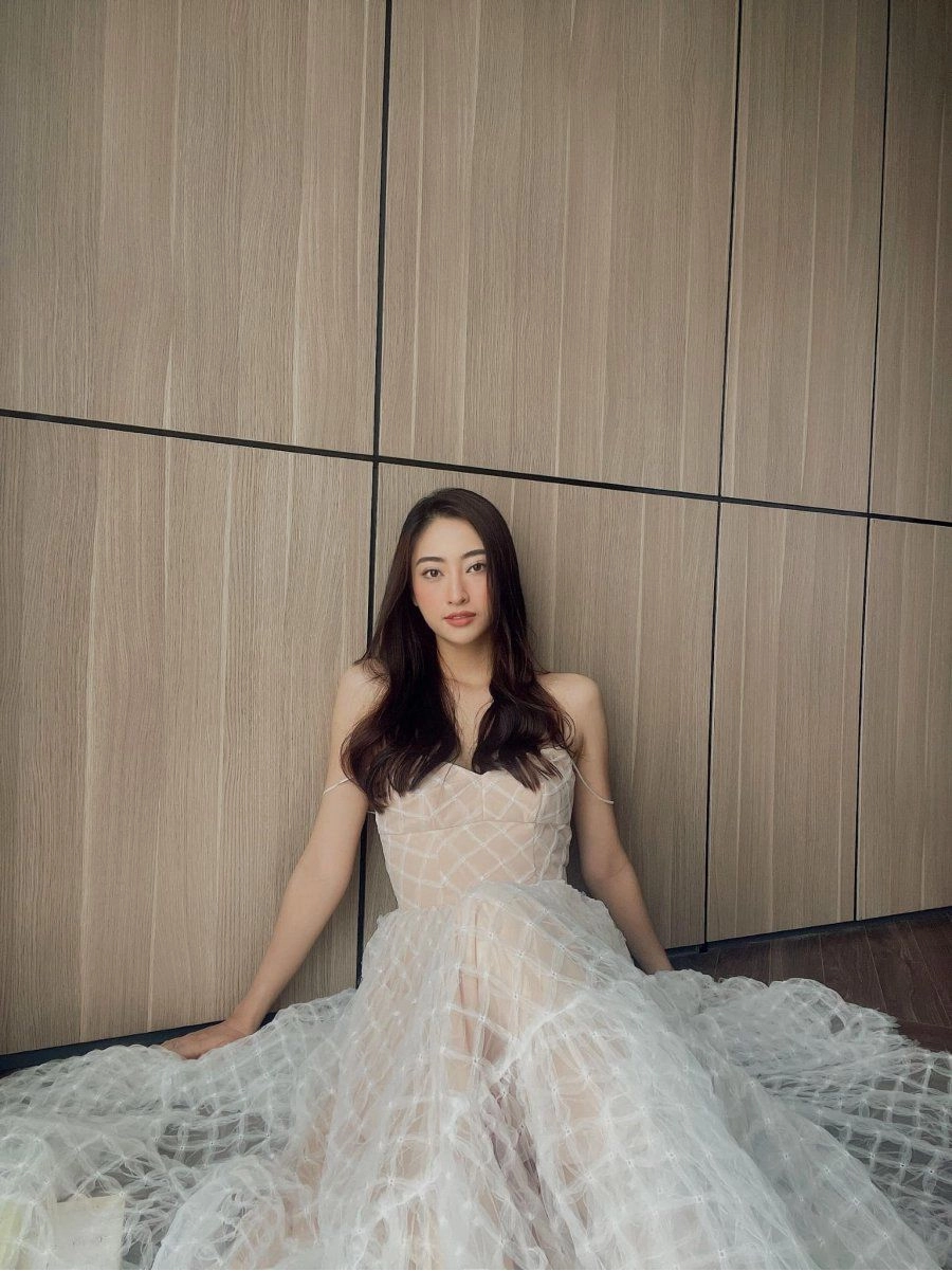 So găng màn đụng hàng gợi cảm lương thuỳ linh thuý ngân lả lơi quai váy - 1